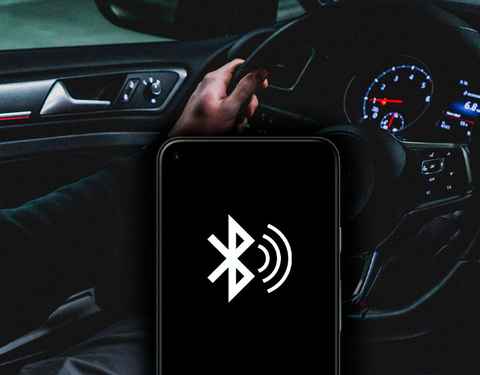 ¿Cómo puedo escuchar la música de mi móvil en el coche?