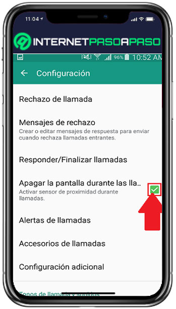¿Dónde activo el sensor de proximidad en WhatsApp?