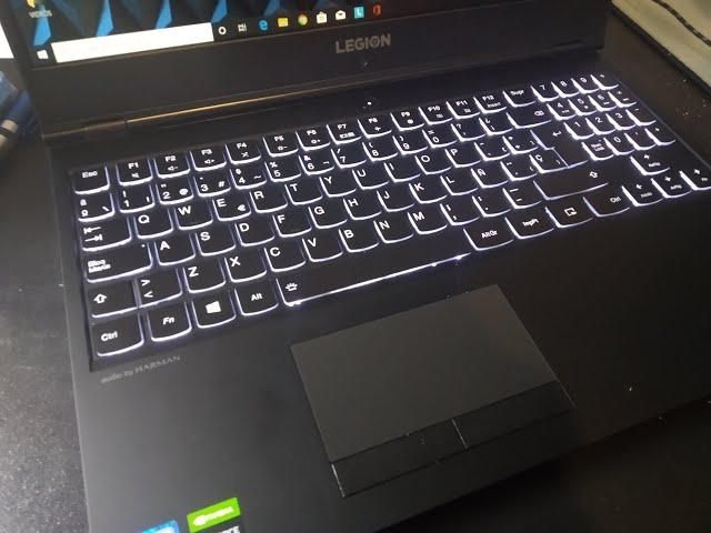 ¿Cómo encender la luz del teclado de mi laptop Windows 10?